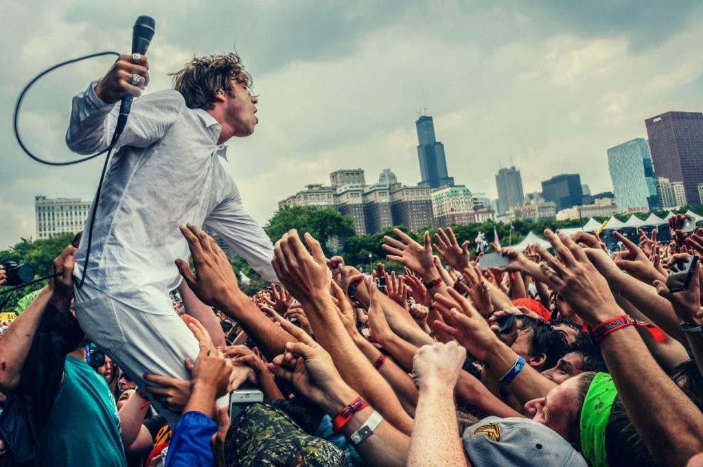 cage-the-elephant-matt-schultz-2-lollapalooza-2014-by-joshua-mellin