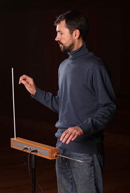 Il theremin: lo strumento fantasma tra scienza e musica