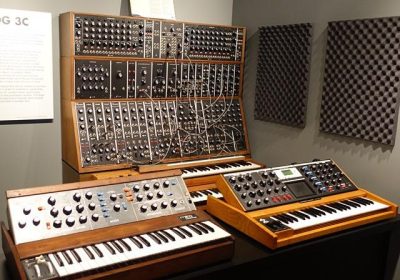 Il Moog che cambiò la musica elettronica: storia di un sintetizzatore