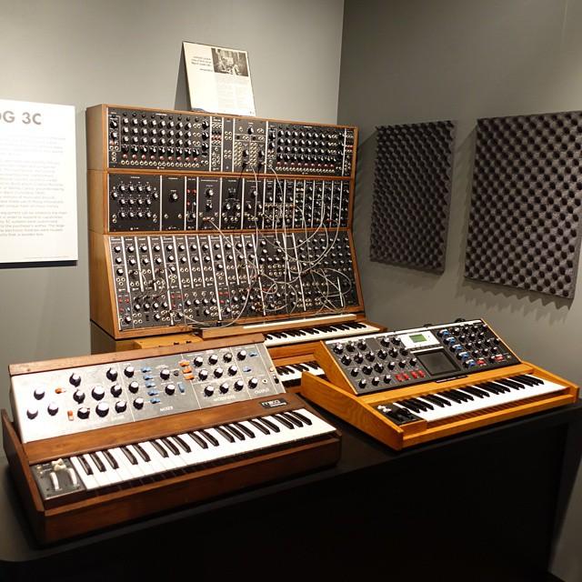 Il Moog che cambiò la musica elettronica: storia di un sintetizzatore